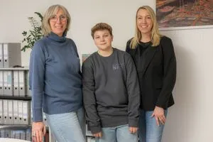 Christiane Noss-Flohr (rechts) mit ihrem Sohn und ihrer Mutter, Rita Noss, im Betrieb in Neuwied.
